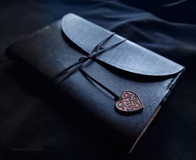 Mustad nahkkaaned keldi s�damega  