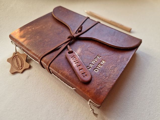 Nahkkaantega mrkmik MAASTIK, A5 formaadis sisu  